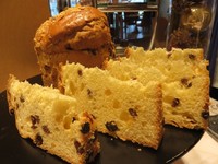 Roti yang dipadukan dengan kismis ini bisa jadi camilan yang enak. Cake ini menjadi salah satu sajian nikmat di sajikan saat hari Natal.