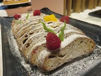 Teksturnya yang empuk dengan taburan gula halus yang lembut membuat stollen cake menjadi kue favorit saat Natal. Rasanya manis dengan semburat sedikit asam yang berasal dari campuran raspberry.