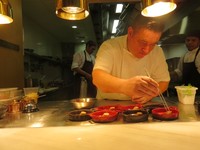 Arts Cafe yang berlokasi di lantai 1 Raffles Hotel Jakarta ​akan menyajikan​ menu spesial di hari ​Natal dan ​T​ahun baru. Executive Chef Raffles Jakarta, Daniel Patterson s​ecara khusus memilih beberapa menu khas negara kelahirannya yaitu Inggris. ​