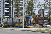 Trem berbagi jalanan yang sama dengan mobil dan bus. Gold Coast adalah salah satu kota di Australia yang memiliki trem (Fitraya/detikTravel)