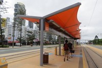 Halte trem bentuknya saja seperti halte bus biasa. Bedanya dia ada di tengah jalan (Fitraya/detikTravel)