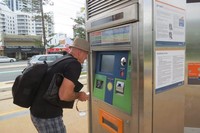 Sebelum naik, kita harus membeli tiket dari mesin tiket otomatis. Harga tiket standarnya AUD 3,93 atau sekitar Rp 40 ribu (Fitraya/detikTravel)