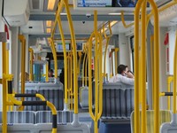 Isi kereta trem begitu bersih dan rapi, sepintas malah seperti interior bus kota. Sungguh pengalaman yang asyik, mencoba naik trem ketika traveling ke Gold Coast (Fitraya/detikTravel)
