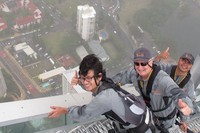 SkyPoint Climb menawarkan traveler naik ke ujung tiang gedung tertinggi di Gold Coast. Ini foto detikTravel (kanan) saat mendakinya (dok SkyPoint Climb)