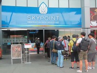 Antrean wisatawan untuk naik ke SkyPoint Observation Deck. Kalau SkyPoint Climb lebih tinggi lagi dan outdoor (Fitraya/detikTravel)