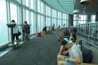Kalau tidak mau uji nyali, tinggal pergi ke Observation Deck. Ini adalah pilihan yang aman melihat Gold Coast dari ketinggian (Fitraya/detikTravel)