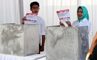 Airin RAchmi Diany menyoblos di TPS 17, Alam Sutera Tangerang Selatan.