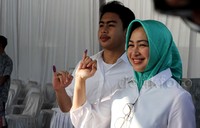 Walikota Tangsel tersebut menunjukan jari kelingking yang sudah dicelup tinta.