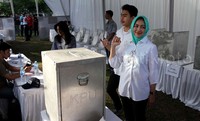 Airin menyobol di TPS tersebut sekitar pukul 07.30 WIB.