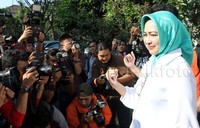 Airin yang tampak mengenakan baju berwarna putih dan berkerudung hijau.