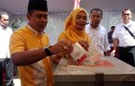 Calon Wakil Walkot Depok Nyoblos Bareng Istri