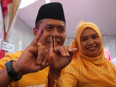 Calon Wakil Walkot Depok Nyoblos Bareng Istri