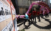 Aksi Naga juga disuguhkan di TPS tersebut.