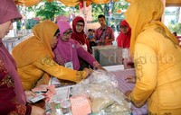 Sejumlah ibu-ibu PKK menjadi petugas KPPS di TPS Lapangan Olahraga, RT01 RW 11, Komplek BSI, Pengasinan, Sawangan Depok, Jawa Barat,  Rabu (9/12/2015). Pool/Lamhot Aritonang/detikFoto.     