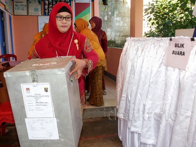 Jadi Petugas KPPS, Ibu PKK Berkebaya