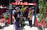 TPS di RW 03 Kelurahan Depok Jaya menyulap sebuah lapangan yang berlokasi di Jl. Nenas menjadi 'Kampung Pilkada'. Pool/Lamhot Aritonang/detikFoto.