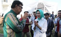Tjahjo Kumolo tampak bertemu dengan Airin RAchmi Diany saat melakukan peninjauan tersebut.     