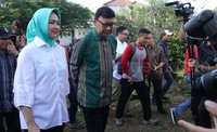 Saya hanya memantau saja, kata Tjahjo ketika ditanya alasan memilih TPS 17 yang kebetulan tempat Airin mencoblos.