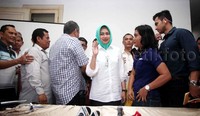 Airin melambaikan tangan kepada awak media.