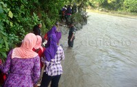 TNI membantu warga menyeberangi sungai. Pool/Sugeng-Cipto/detikFoto.