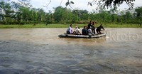 Anggota TNI menyiapkan tali serta membimbing warga-warga agar tidak hanyut ke sungai. Pool/Sugeng-Cipto/detikFoto.