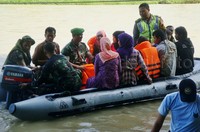 Dibantu anggota TNI, mereka menyeberangi sungai menggunakan perahu karet. Pool/Sugeng-Cipto/detikFoto.