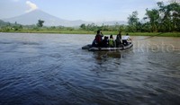 Warga menyeberangi sungai menggunakan perahu karet. Pool/Sugeng-Cipto/detikFoto.