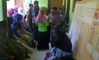     Warga mencoblos di TPS 8 Grumbul Mlayang, Desa Sidareja. Pool/Sugeng-Cipto/detikFoto.