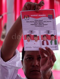 Petugas menunjukkan surat suara yang telah dicoblos. Pool/Lamhot Aritonang/detikFoto.