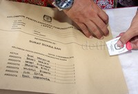 Hasil penghitungan suara dimasukkan ke amplop dan disegel. Pool/Lamhot Aritonang/detikFoto.