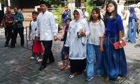 Rasiyo berangkat dari rumahnya di Jalan Semolowaru Selatan III/15 bersama istrinya, Purniasih dan dua anaknya, Indraranu Kusuma dan Rosana Wijayanti serta para cucunya.