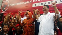 Risma-Whisnu mengangkat tiga jarinya.