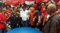 Risma-Whisnu melakukan perayaan dengan pendukungnya.