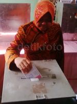 Risma Nyoblos di TPS 1