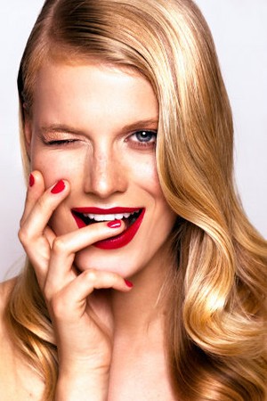 Tips Makeup Agar Tampil Istimewa Saat Natal dan Tahun Baru