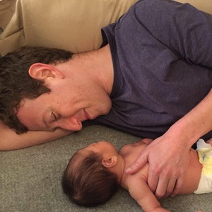 Bos Facebook Pamer Foto dengan Si Kecil Max