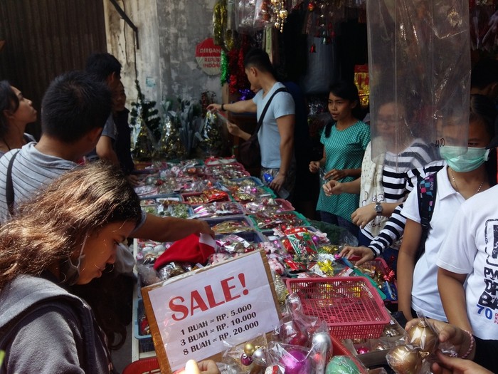 Pernak-pernik Natal di Asemka Dijual dari Goceng Hingga Jutaan