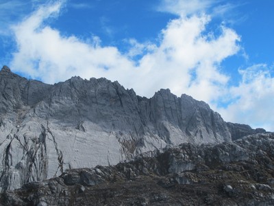 Alasan Mahalnya Mendaki Puncak Carstensz