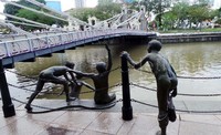 Patung First Generatin di depan Hotel Fullerton yang berdiri di sisi Sungai Singapura. Patung yang dibuat oleh Chong Fah Cheong  ini menjadi ikon Hotel Fullerton.