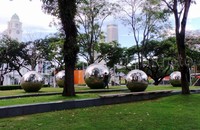 Taman Rafles di seberang Hotel Fullerton. Taman ini menjadi tempat foto favorit turis karena fungsinya seperti cermin yang bisa memantulkan benda-benda yang ada di depannya.     