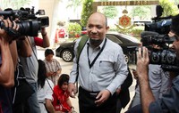 Novel yang mengenakan kemeja putih garis-garis itu tampak didampingi empat orang tim pengacaranya, salah satunya bernama Taufik.     