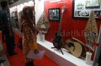 Gitar bass milik Jokowi terpajang juga di pameran tersebut.