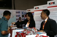 Pengunjung melihat pameran Anti Korupsi di Sasana Budaya Ganesha, Bandung, Kamis (10/12/2015).