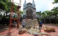 Pohon natal dari ribuan botol kaleng bekas dibangun di halaman Gereja Santo Laurensius, Alam Sutera, Tangerang Selatan, Rabu (9/11/2015).     