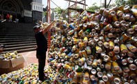 Setidaknya dibutuhkan 10.000 kaleng bekas untuk menyusun pohon natal tersebut.