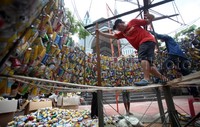Pohon natal tersebut nantinya memiliki tinggi 8 meter dengan diameter dasar 3,4 meter.