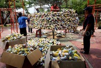 Sejumlah warga tampak sedang membangun pohon natal kaleng tersebut.     