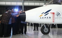 Luhut menuangkan air ke moncong pesawat sebagai simbol peresmianpesawat N219.