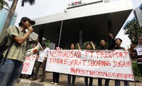 Mereka menuntut agar pemerintah melakukan nasionalisasi aset terhadap freeport.     
