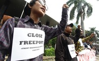 Mereka meminta pemerintah  Freeport nasionalisasi Freeport.